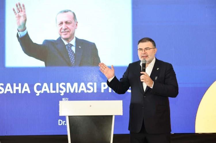 <p>Yaklaşık bin kişinin katıldığı salonda, İl Başkanı Saygılı ve Milletvekili Kırkpınar, yeni üyelere rozetlerini taktı.</p>
