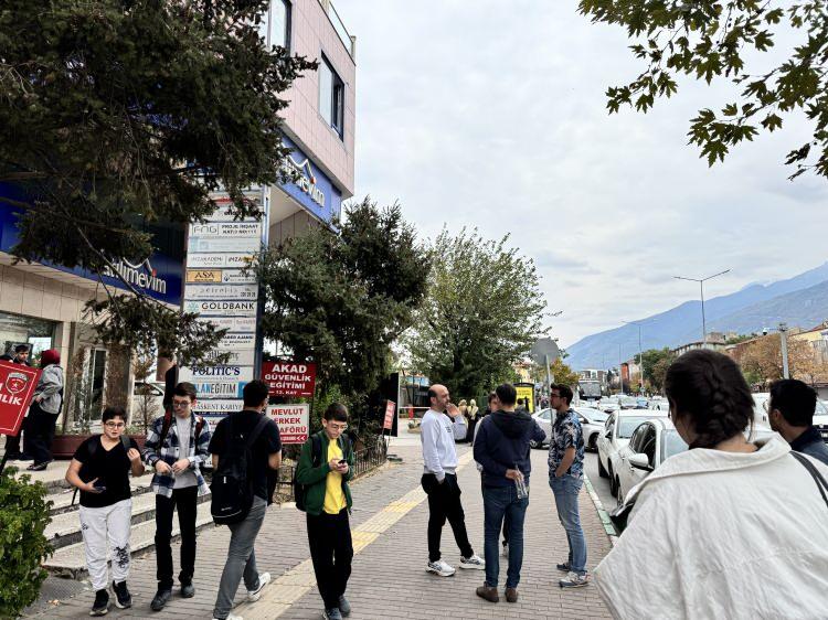 <p>Depremin odak mekanizma çözümünün 10 Ağustos 2025'te meydana gelen Sındırgı depremi ile aynı özellikler sunduğunu belirten Prof. Dr. Hasan Sözbilir, <strong>"Fakat depremlerin yerleri ve sismik kaynakları farklı. 10 Ağustos Sındırgı depremi, Simav Fay Zonu'nun en batı ucunda meydana gelmişti. Bugünkü deprem ise Sındırgı depreminin 80 kilometre doğusundaki Yemişli (Simav) taraflarında oldu. Bu deprem 2011-2012 yıllarında Naşa-Simav civarında 5.7 büyüklüğüne kadar meydana gelen depremler sonrasında, Naşa kuzeyindeki kesimlerde biriken stresin boşalması ile oluşan bir deprem olarak değerlendirilebilir"</strong> diye konuştu.</p>

