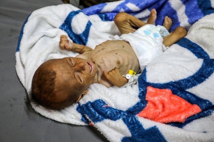 <p>Sağlık Bakanlığı, 7 Ekim 2023'ten bu yana devam eden saldırıların bilançosuna ilişkin son rakamları açıkladı.</p>

<p>Açıklamada, son 24 saat içinde Gazze Şeridi'ndeki hastanelere 37 cansız bedenin ve 175 yaralının getirildiği, cenazelerden 4'ünün daha önceki saldırılarda enkaz altında kalan sivillere ait olduğu aktarıldı.</p>

<p>Bakanlık, İsrail'in 7 Ekim 2023 tarihinde başlattığı saldırıların bilançosunu da açıklarken, hayatını kaybedenlerin sayısının 65 bin 419'a, yaralı sayısının da 167 bin 160'a yükseldiğini bildirdi.</p>
