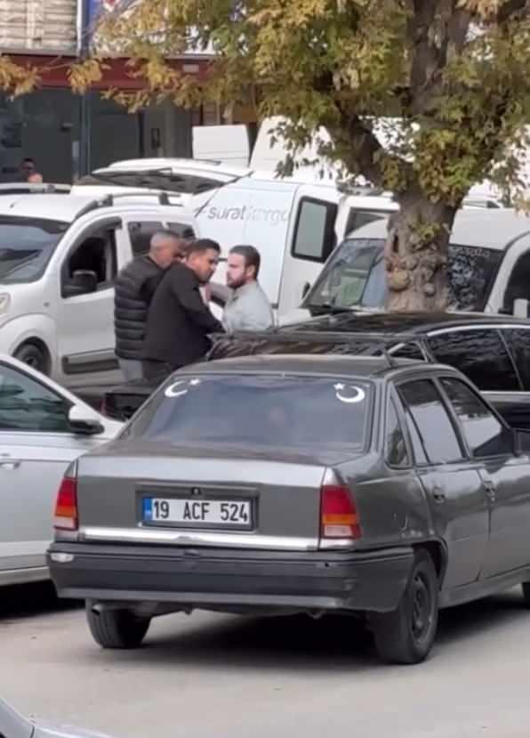 <p><span style="color:rgb(0, 0, 0)">Sürücünün, diğer sürücüye tabancayı doğrultup tehdit ettiği anlar, cep telefonu kamerasına yansıdı. </span></p>
