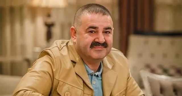 <p><span style="color:#800080"><em><strong>"Bilinen bir isim fakat hiç sunuculuk yapmamış. Günlerce prova yaptık. Çok büyük bir ödül gecesinden bahsediyorum. Hep böyle komedi yaptı ortalıkta yani. Sahneye çıktık, şimdi açılışı yaptım, döndüm; adam kaldı. Yani devam edemiyor, 'merhaba' diyemiyor." </strong></em></span></p>
