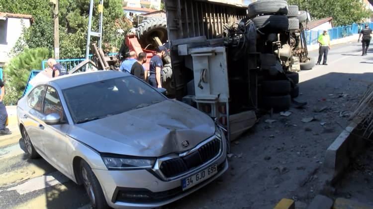 <p>Çevredekilerin ihbarı üzerine olay yerine itfaiye, polis ve sağlık ekipleri sevk edildi. Polis caddeyi trafiğe kapatarak güvenlik önlemi aldı. İlk müdahalesi olay yerinde yapılan yaralı kamyon şoförü, ambulansla hastaneye kaldırıldı. Yüzügüleç'in hayati tehlikesinin bulunmadığı öğrenildi. </p>