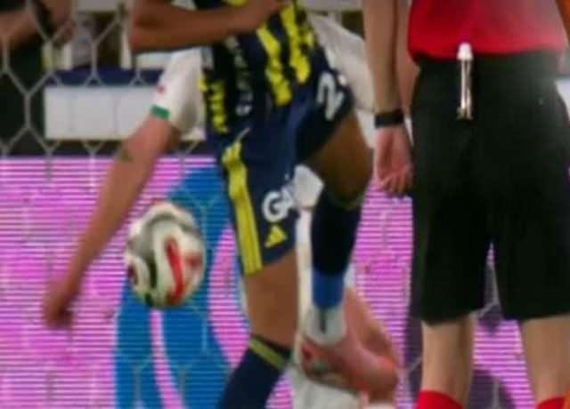 <p><strong>FENERBAHÇE'NİN BEKLEDİĞİ İKİ PENALTI</strong><br />
<br />
Fenerbahçe - Alanyaspor maçında sarı lacivertlilerin son dakikada iki penaltı beklediği pozisyon...<br />
<br />
<strong>TFF Hakem Gelişim Direktörü Dr. Vitor Melo Pereira:</strong> TFF VAR Direktörü Joao Capela: "Bu sahada çok zor görülecek bir pozisyon hakem tarafından. Oyuncular topu almak için mücadele ediyor. Burada Fenerbahçeli oyuncunun etrafına kollar sarılmış. Her iki oyuncu da topun dışında, savunma oyuncusu iki kolunu sarmış durumda. Ancak burada arkadan siz itilirseniz ileri düşersiniz ama sarılma noktasında böyle düşmezsiniz. Bu çok açık ve bariz bir hata değil. VAR hatasında 3 şeye bakarız; etki, kanıt ve gerçeğe uygunluk. Kanıt ne, gerçeklik ne, sebep ne? Burada penaltı verse de tartışamazsınız, vermese de... Top orada değil. Hareketin sonunda öne doğru düşüyor. Doğal bir düşüş değil. Savunma oyuncusunun müdahalesi neticesinde bir düşüş değil. Olası bir elle oynama var. İki oyuncu yakın bir aksiyon içerisindeler. Beklenmedik şekilde geliyor top. Savunma oyuncusunun vücudundan sekerek geliyor. Vücudunun esneme hareketi sonucu bu oluyor. Burada önemli olan şey, topun vücuttan sekerek kola gelmesi. Çok yakın bir aksiyon bu. Beklenmedik bir top. Bir savunma oyuncusu olduğunuzu düşünün, aradaki mesafe uzaksa görürüm, yakınsa 1 metrenin altındaysa, oynamaya çalışıyor topla, kol zaten doğal pozisyonunda. Vücudun yakınında. Bu el değil. Açık bir penaltı değil bu. Bu gri bir pozisyon bile değil. Beyaza yakın bir pozisyon. Böyle bir durumda VAR müdahale etmez."</p>
