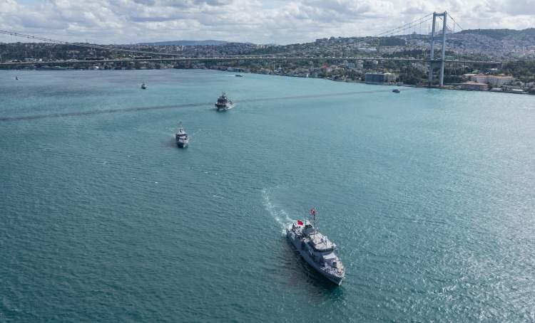 <p><span style="color:rgb(20, 35, 58)">Törende konuşma yapan Kuzey Deniz Saha Komutanı Tümamiral Aziz Bakıoğlu, "Büyük Amiral Kaptan-ı Derya Barbaros Hayreddin Paşa; şanlı deniz harp tarihimizin en büyük zaferi "</span><a href="https://www.sabah.com.tr/haberleri/preveze-deniz-zaferi" target="_blank">Preveze Deniz Zaferi</a><span style="color:rgb(20, 35, 58)">"nin 487'nci yıl dönümü ile </span><a href="https://www.sabah.com.tr/haberleri/deniz-kuvvetleri" target="_blank">Deniz Kuvvetleri</a><span style="color:rgb(20, 35, 58)"> Günü'nü kutlamanın gurur ve heyecanı içinde huzurunuzdayız. </span>Denizlere hâkim olan cihana hâkim olur" vizyonu kapsamında, 487 yıl önce olduğu gibi bugünde coğrafyasının en güçlü deniz kuvveti olan Türk <a href="https://www.sabah.com.tr/haberleri/deniz-kuvvetleri" target="_blank">Deniz Kuvvetleri</a>, Türkiye Cumhuriyeti'nin denizlerdeki hak ve menfaatlerini koruma görevini başarıyla sürdürerek dünya denizlerinde harekât icra etmekte ve Türk Bayrağını tüm denizlerde şerefle dalgalandırmaktadır. Deniz harp tarihimizin altın sayfasını oluşturan ve bizlere daima onurla anacağımız bu müstesna zaferi armağan eden kahraman denizcilerimizi ve başta Ulu Önderimiz Mustafa Kemal Atatürk olmak üzere, bu vatan uğruna canlarını feda eden tüm aziz şehitlerimizi rahmetle, kahraman gazilerimizi minnetle anıyor, huzurlarında tazimle eğiliyoruz. Ruhunuz şad olsun" dedi.</p>
