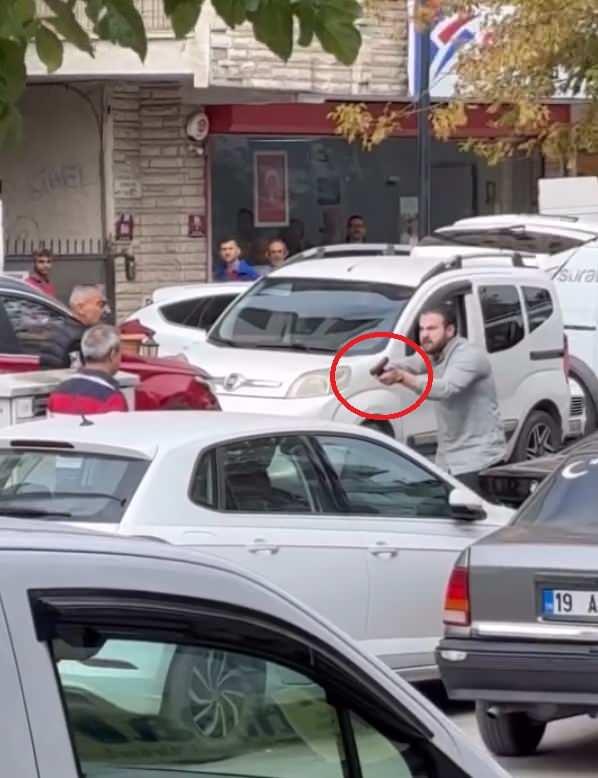 <p><span style="color:rgb(0, 0, 0)">İki sürücü arasında tartışma çıktı. Otopark çıkışını engellediği öne sürülen sürücü araçtan sopayla inerken, diğeri de üzerindeki tabancayı çıkardı. </span></p>
