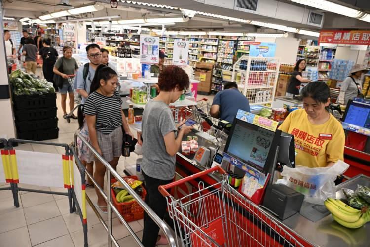 <p>Hong Kong Gözlemevi, tayfunun yerel saatle 06.00-09.00 arasında şehrin yakınından geçmesinin beklendiğini bildirirken fırtına uyarısını en üst seviye olan 10'a yükseltti.</p>

<p> </p>
