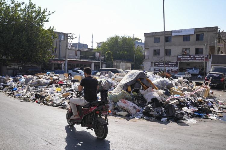 <p>Çay ocağı işleten Tunay Balak ise uzun süredir çöplerin toplanmadığını, çöplerde farelerin gezdiğini anlatarak şunları kaydetti:</p>
