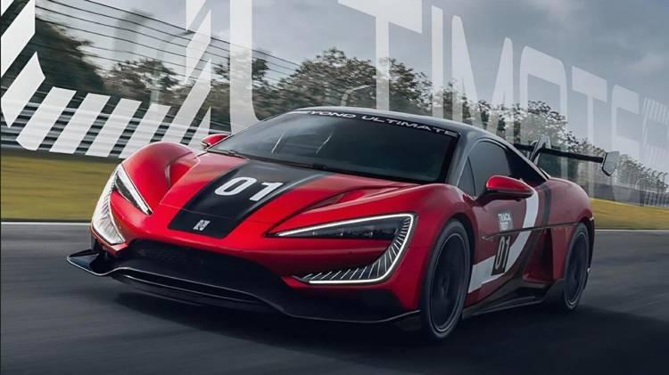 <p>YANGWANG U9 Track Edition versiyonuyla elektrikli araçlarda elde ettiği saatte 472,41 kilometre mevcut hız rekorunun yanı sıra, dünyanın en hızlı benzinli otomobilinin yaptığı saatte 490,48 kilometre hızın da üzerine çıkan YANGWANG U9X, 14 Eylül'de Almanya'da gerçekleştirilen testte saatte 496,22 kilometre hıza ulaşarak dünyanın en hızlı seri üretim otomobili unvanını kazandı.</p>
