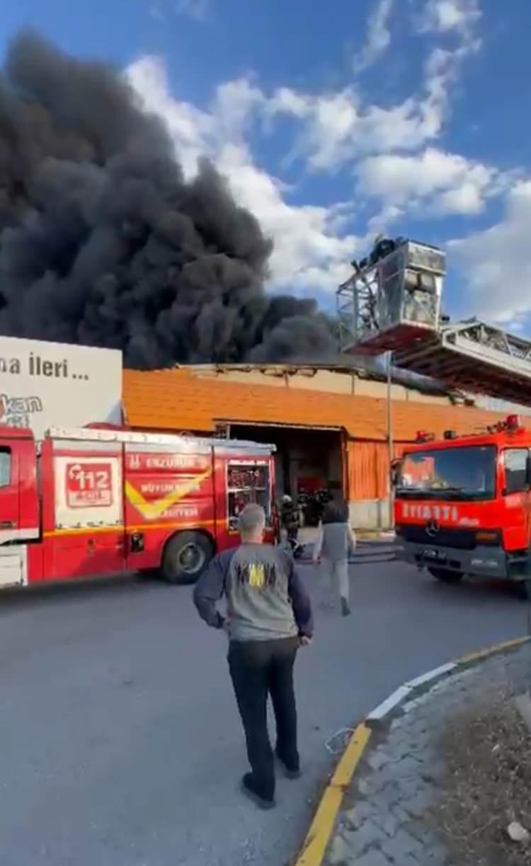 <p>Ekipler, alevlerin terlik fabrikasının hemen bitişiğindeki bulunan boya üretim tesisine sıçramaması için yoğun çaba gösterdi.</p>
