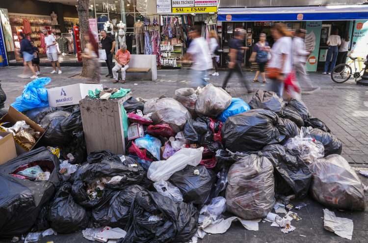 <p><span style="color:#B22222"><strong>EN İŞLEK CADDELERİNDEN BİRİ</strong></span></p>

<p> </p>

<p>Karşıyaka ilçesinin en işlek noktalarından Kemal Paşa Caddesi esnafı ve bölgedeki vatandaşlar da çöplerin toplanmamasına tepki gösterdi.</p>

<p> </p>

