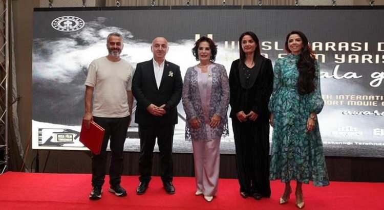 <p><span style="color:#000000"><strong>"ZAMAN DEĞİŞTİ, ÇAĞ DEĞİŞTİ, TEKNOLOJİ DEĞİŞTİ" </strong></span></p>

<p> </p>

<p><strong><span style="color:#000000">Darıca Kaymakamı Yaşar Sönmez, sanatın toplumsal bir hizmet olduğunu vurgulayarak,</span> <span style="color:#A52A2A">"Bizleri biz yapan, insanı insan yapan, değerler var, özellikler var, ihtiyaçlar var. Bunlardan birisi de tabii ki ürettiği değerleri paylaşmak. Tarihimizde malum orta oyunlarımız vardı, Hacivat Karagöz'ümüz vardı. Zaman değişti, çağ değişti, teknoloji değişti, sinemalarımız oldu. Açık havalarda ilçelerimizde, illerimizde izledik. Şimdi filmlerimiz var, sinema filmlerimiz var. Pandemiden sonra daha da yoğunlaştık, daha yoğun izlemeye çalıştık, daha fazla izliyoruz, daha fazla ihtiyaç duyuyoruz. Elbette ki bu alanda da birilerinin bu ihtiyacı gidermesi gerekiyor. Bu da bir yönüyle topluma hizmet. Biz kamu yönüyle nasıl vatandaşlarımıza hizmet ediyor, onların bir takım ihtiyaçlarını gideriyor isek, bu alanda bizlere film üreten, bu sektörde çalışan, emek verenler de toplumumuzun bir başka ihtiyacını gidermek suretiyle hizmet ediyorlar. Onlara teşekkür ediyoruz"</span> <span style="color:#000000">ifadelerini kullandı.</span></strong></p>
