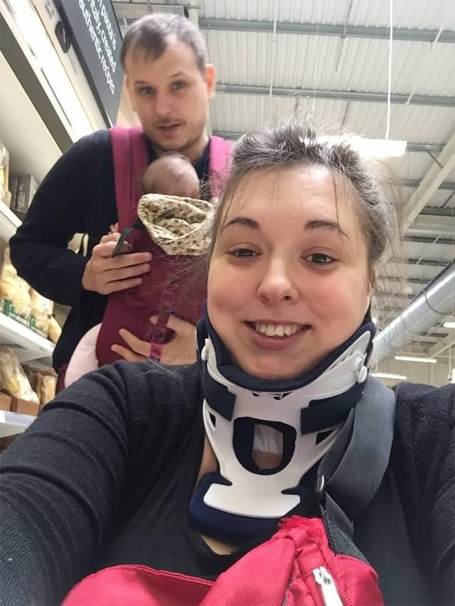 <p>Sosyal medya üzerinden deneyimlerini paylaşan Hayley Black, yaşadığı sıra dışı olayla başkalarına umut olmayı hedefliyor. İnsanları, <strong>vücutlarına kulak vermeye ve içgüdülerine güvenmeye</strong> davet eden Black, <span style="color:#800080"><strong><em>“Boynumu bir esneme hareketiyle kırdım, bu hâlâ inanılmaz geliyor. Ama hayattayım ve çocuklarımın yanındayım, bu en büyük şans”</em></strong></span> diyerek küçük şeylerin değerini bilmenin önemini vurguluyor.</p>
