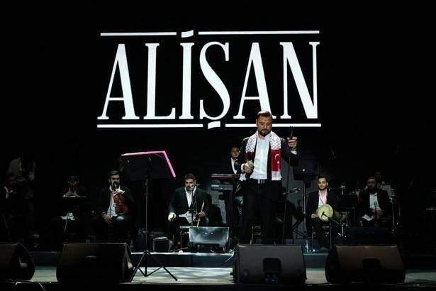 <p><strong>Murat Kekilli'nin "Yıkılasın İsrail" şiirini okuyan Alişan, Filistin'de yaşanan vahşeti bir kez daha dile getirdi ve şöyle konuştu:</strong></p>

<p><strong>"Orada masum çocuklar, anneler, yaşlılar açlıktan ölüyor. Her gün bir video seyrediyoruz ve insanlığımızdan utanıyoruz.</strong></p>
