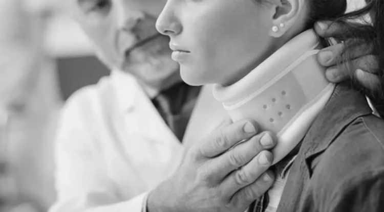 <p><span style="color:#800080"><em><strong>İngiltere'de iki çocuk annesi Hayley Black, sıradan bir esneme sırasında boynunu kırarak felç tehlikesi atlattı. Acil ameliyat ve zorlu rehabilitasyon sürecinin ardından hayata tutunan Black, yaşadıklarını sosyal medyada paylaşarak benzer durumdaki kişilere umut veriyor.</strong></em></span></p>
