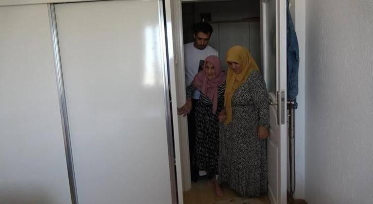 <p><span style="color:#A52A2A"><strong>24 TORUNU VAR</strong></span></p>

<p><strong>Fatma Nine, günlerini dönüşümlü olarak iki kızının evinde geçiriyor. Geniş bir aileye sahip olan Fatma Yıldırım'ın 5 çocuğu, 24 torunu ve torunlarının çocukları bulunuyor. </strong></p>
