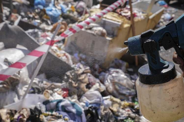 <p><span style="color:#B22222"><strong>YOL ÇÖPTEN TEK ŞERİDE DÜŞTÜ</strong></span></p>

<p> </p>

<p>"Biz bu pisliğin içinde yaşamaya mecbur değiliz. CİMER'e yazılar yazdık. Biz devletimizden bu konuda artık bir şeyler bekliyoruz. İnşallah devletimiz bir şekilde müdahale edip bu işi çözer. Çünkü belediyenin bu işi yapacağı yok, artık belli oldu. Buradan gün içerisinde binlerce araç geçiyor. Yol çöpten tek şeride düştü. Öğlen saatinde burada bir araba beklerken öteki araç geçemiyor. Hatta motosiklet, insanlar dahi yürüyemiyor. Çöpler ulaşımı da engelliyor. Gerçekten yaşamakta güçlük çekiyoruz, pisliğin içinde yaşıyoruz. Sinekten geçilmiyor. Makinelerin içine mazot doldurup püskürterek böcek ile sineklerin gelmemesi için ilaçlıyoruz."</p>
