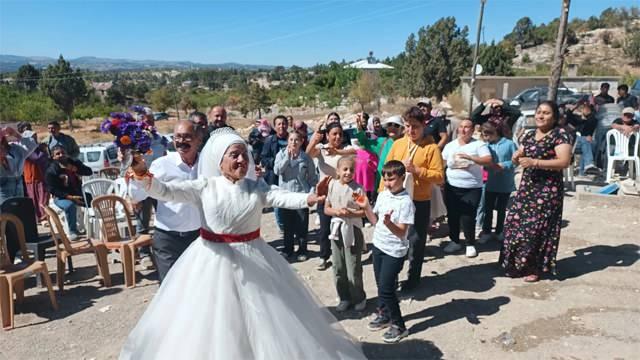 <p><span style="color:#800080"><strong>40 YIL SONRA HEM BİNDALLI HEM GELİNLİK GİYDİ: HAYALLERİ GERÇEK OLDU</strong></span></p>
