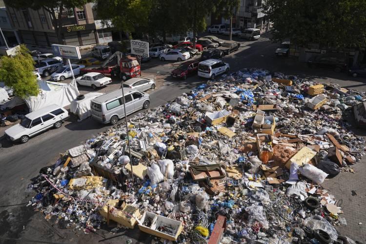 <p><span style="color:#B22222"><strong>MAZOT SIKIYORLAR</strong></span></p>

<p> </p>

<p>Buca ilçesi Seyhan Mahallesi'ndeki esnaf, çöp yığınlarının üzerine mazot dökerek haşereleri uzaklaştırmayı amaçladı. Ayrıca çöplerin yola taşmaması için atıkların biriktiği alanın etrafına şerit çekildi.</p>

<p> </p>
