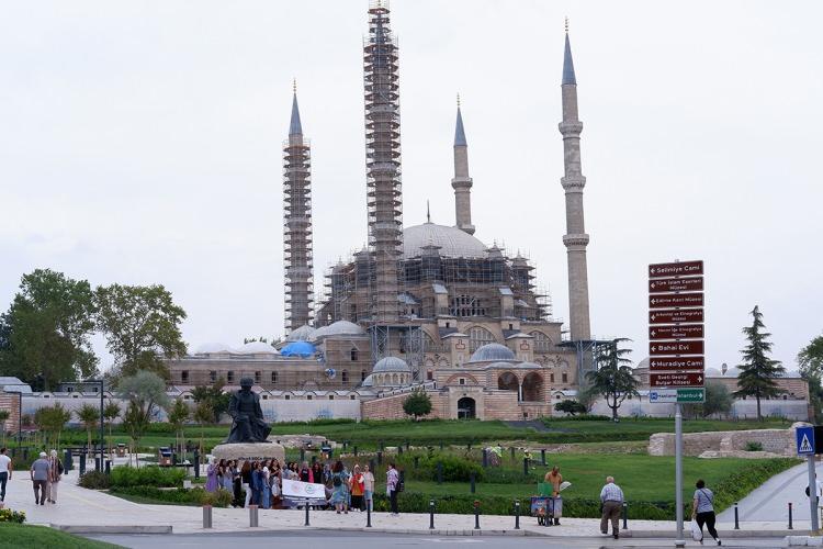 <p>Mimar Sinan'ın <strong>"ustalık eserim"</strong> dediği ve UNESCO Dünya Kültür Mirası Listesi'nde yer alan Selimiye Cami'ndeki restorasyon süreci, gelen tepkiler üzerine<strong> Edirne İdare Mahkemesi tarafından durduruldu. </strong></p>
