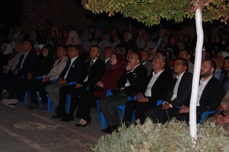 <p>Her yıl ekinokslarda doğan güneşin, duvarın ortasında bulunan pencereden süzülen ilk ışınları, kuledeki aynaya yansıdıktan sonra ışığın kırılması yöntemiyle pencereden türbeye ve oradan da İsmail Fakirullah Hazretleri'nin kabrinin başucuna doğuyor.</p>

<p> </p>
