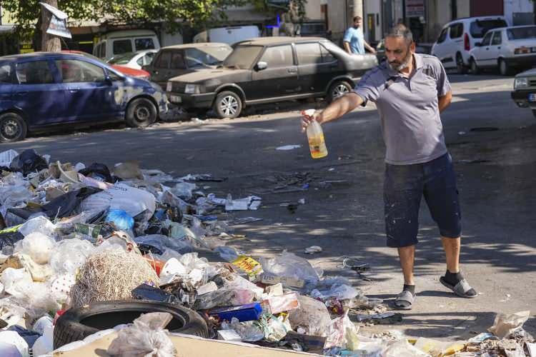 <p><span style="color:#B22222"><strong>"KENDİ ÇABALARIMIZLA İLAÇLIYORUZ"</strong></span></p>

<p>Oto boya ve kaporta esnafı Veysi Levent, 2 aydır çöp sorunu yaşadıklarını belirterek, "Kendi çabalarımızla ilaçlamaya çalışıyoruz. Mazot alıyoruz ve ilaçlamaya çalışıyoruz. Mazotu sinekleri kaçırmak için kullanıyoruz. Sabah dükkanımız açıyoruz, çöple karşılaşıyoruz. Akşama kadar sineklerle boğuşuyoruz. Buraların toplanması ve çöplerin temizlenmesini istiyoruz." dedi.</p>
