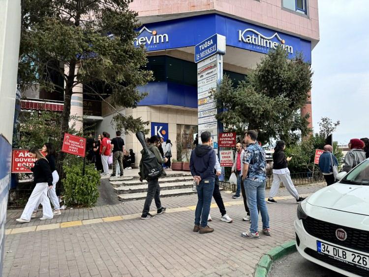 <p>Prof. Dr. Sözbilir, AFAD ve uluslararası sismoloji istasyonları tarafından yapılan odak mekanizma çözümlerine göre, depreme neden olan fayın KB-GD uzanımlı ve baskın eğim atımlı normal fay niteliğinde olduğunu söyledi. </p>
