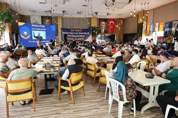 <p><span style="color:#FF0000"><strong>"AK PARTİ MİLLETİN TEK ADRESİ"</strong></span></p>

<p>Programda konuşan AK Parti İzmir İl Başkanı Bilal Saygılı, <strong>"Biz büyük bir aileyiz. Her gün yeni katılımlarla güçlenerek yolumuza devam ediyoruz. Kemalpaşa’da özel bir model uyguladık. Yeni üye çalışmalarını farklı bir anlayışla sahaya taşıdık ve ciddi bir karşılık aldık. Sadece gönül kapıları açılmakla kalmadı, CHP’den de partimize katılımlar oldu. Bu da AK Parti’nin milletin tek adresi olduğunu bir kez daha gösteriyor"</strong> dedi.</p>
