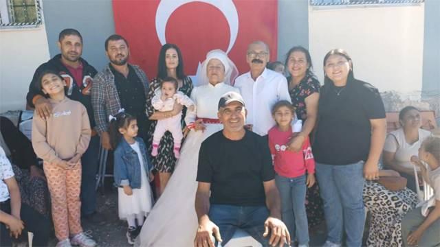 <p>Halide Takmet,<strong><span style="color:#800080"><em> "40 yıllık hayalimdi, gerçek oldu. Kına ve düğün yaptık, çok güzel oldu. Benim 3 oğlum, 1 kızım ve 9 torunum var. Çok mutlu oldum ve bu heyecanı hep birlikte yaşadık."</em></span> </strong>diyerek duygularını paylaştı.</p>
