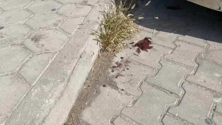 <p>İhbar üzerine bölgeye polis ve sağlık ekipleri sevk edildi.</p>
<p> </p>
<p>Aldığı darbeler sebebiyle kanlar içerisinde yere yığılan Hasan Hüseyin Dogruk, ağır yaralı olarak Yunus Emre Devlet Hastanesi'ne kaldırıldı.</p>