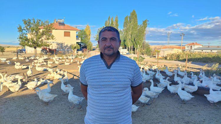<p>Kazların bakımının sanıldığı kadar zor olmadığını ifade eden Altıntaş, <strong>"Yozgat Boğazlıyan'da yaşıyorum, aslen Sarıkayalıyım. Aşağı yukarı 10 senedir kaz işinde uğraşıyorum. İki sene ara verdik, sonra tekrar başladık. Şu anda 800 - 850 tane hayvanımız var. Sabah kalkarız, kazlarımızın yemini, suyunu ayarlarız. Sabah akşam yemlemesi olur. Aslında çok bakımı zor bir hayvan değil. Yaylım olsa daha iyi olur ama o zaman da başında durmak lazım çoban gibi."</strong> dedi.</p>
