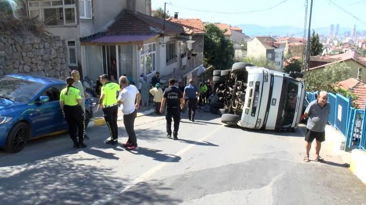 <p>İstanbul Pendik'te yokuşu çıkamayarak geri geri kayan traktör yüklü kamyon, yoldaki iki araca çarptıktan sonra gecekonduya çarptı. Ardından devrilen tırın sürücüsü hastaneye kaldırıldı.</p>
<p> </p>