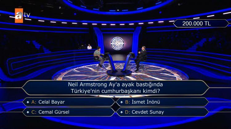 <p><strong>BARAJ SORULARINI GEÇTİ</strong></p>

<p> </p>

<p><strong>Bekmez, 200 bin TL'lik soruyu görmeye hak kazandı. </strong></p>
