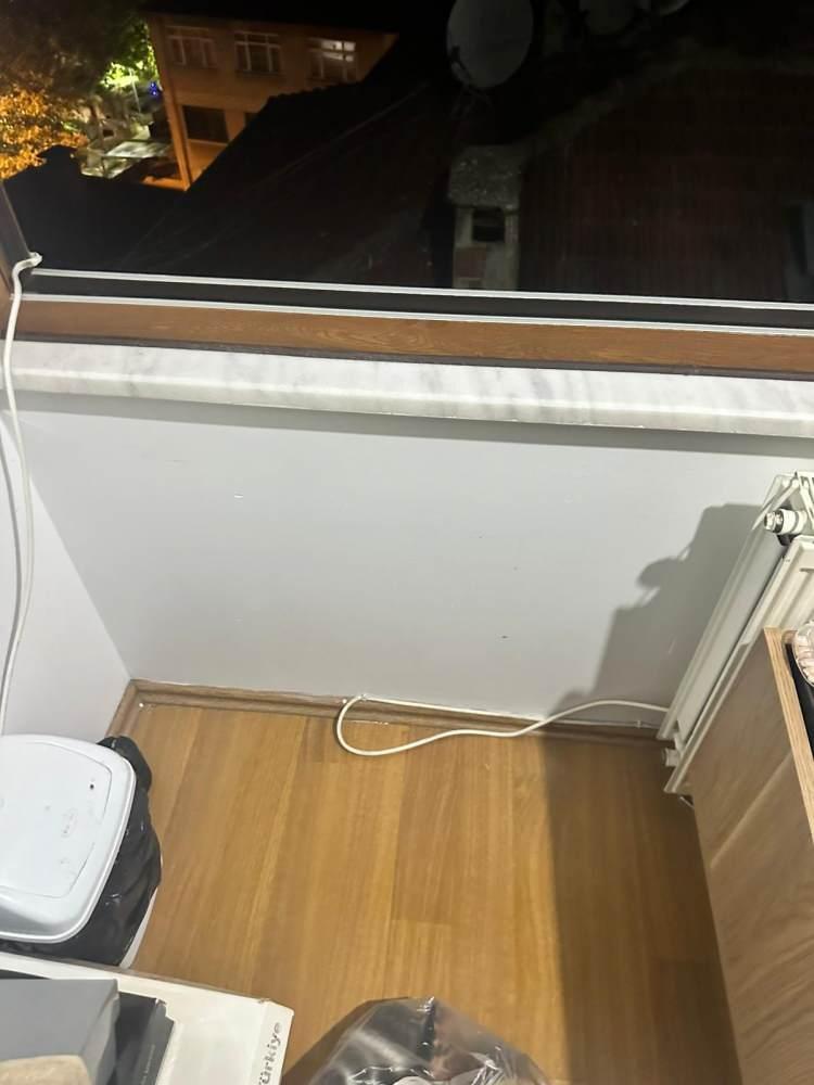 <p>Fotoğraflarda ünlü sanatçının düştüğü pencerenin hayli büyük olduğu ve yerden en fazla 50 santimetre yüksek olduğu görüldü.</p>
