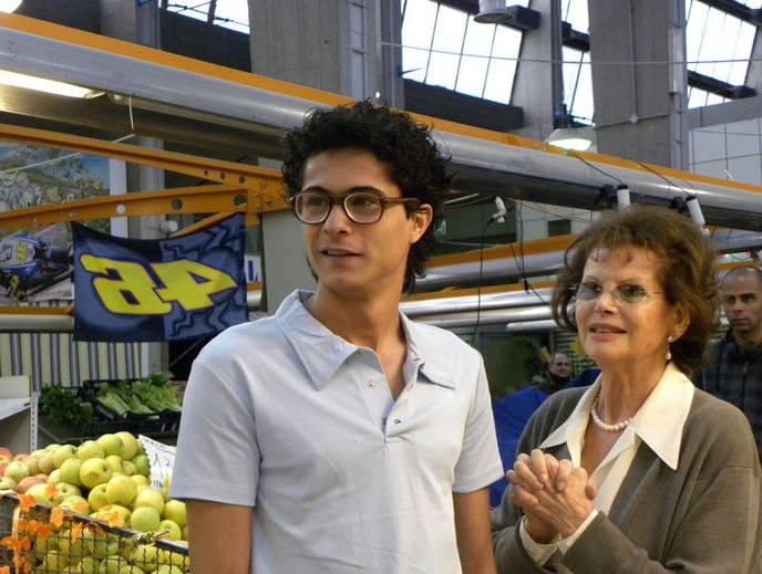 <p><span style="color:#000000"><strong>TÜRKİYE'DE DE BİRÇOK ÖDÜL KAZANDI</strong></span></p>

<p> </p>

<p><span style="color:#A52A2A"><strong>Ünlü oyuncu canlandırdığı 'Sinyora Enrica' karakteri ile </strong></span><span style="color:#000000"><strong>47. Antalya Altın Portakal Film Festivali'</strong></span><span style="color:#A52A2A"><strong>nde </strong></span><span style="color:#000000"><strong>'En İyi Kadın Oyuncu' </strong></span><span style="color:#A52A2A"><strong>ödülüne layık görüldü. Aynı festivalde Jüri Özel Ödülü de </strong></span><span style="color:#000000"><strong>“Sinyora Enrica ile İtalyan Olmak”</strong></span><span style="color:#A52A2A"><strong> filmine verilmişti.</strong></span></p>
