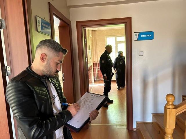 <p>Ancak iddialara göre kiralar önce aksadı, ardından da ödenmemeye başladı. Aylık 10 bin TL bedelle kiraya verilen villa için yaklaşık 100 bin TL'yi bulan ödenmemiş kira borcu oluştu. Nurgül Vural'ın annesi Fatma Fidan'ın ifadesine göre, defalarca görüşülmesine rağmen sorun çözülemedi. </p>
