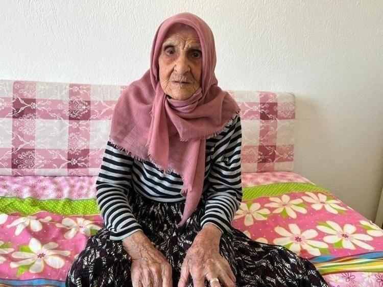 <p><strong>Cumhuriyet’in ilk yıllarında, 1924 yılında dünyaya gelen asırlık çınar, yürümekte zaman zaman zorlansa da hafızası ve bilinci yerinde yaşamını sürdürüyor.</strong></p>
