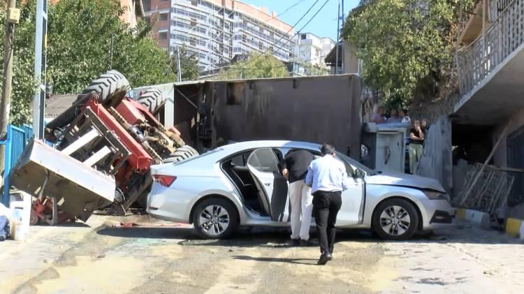 <p> </p>
<p>Şoförünün direksiyon hakimiyetini kaybettiği kamyon önce iki araca, ardından bir gecekonduya çarparak devrildi. </p>