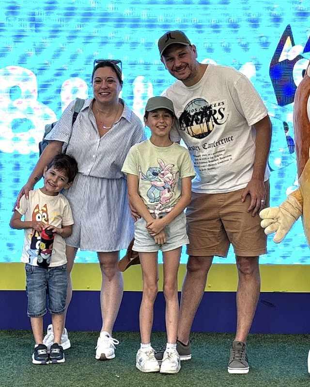 <p>Hayley Black'in boynundaki hasarlı diskler ameliyatla çıkarıldı ve omurga metal plaka ile sabitlendi. Başarılı geçen ameliyat sonrası Black, felçli kaldığı bölgelerde yeniden hareket işlevini geri kazandı. Ancak bu süreç hiç de o kadar kolay olmadı. Aylarca tekerlekli sandalyeye bağlı kalan kadın, yürümeyi adeta baştan öğrendi.</p>
