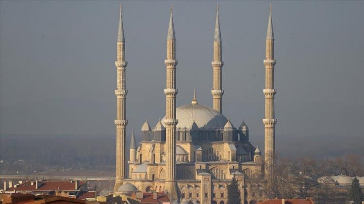 <p>Davacıların iddiaları Dilekçede, Selimiye Camii'nde 1751, 1808, 1883, 1950 ve 1983 yıllarındaki restorasyonlarda kalemişi süslemelerin korunduğu, <strong>ancak 2021'de başlatılan yeni çalışmalarda bu yaklaşımın terk edildiği belirtildi.</strong></p>
