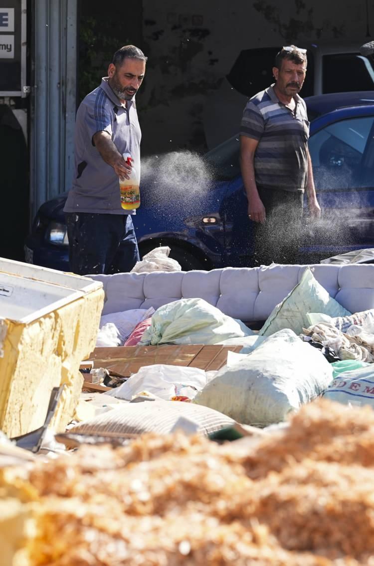 <p><span style="color:#B22222"><strong>"CUMHURBAŞKANIMIZA SESLENİYORUM"</strong></span></p>

<p> </p>

<p>Ramazan Taşpınar, belediyenin hizmet vermediğini savunarak, "Buradan Cumhurbaşkanımıza sesleniyorum. Buraya bir çözüm bulmalı. İnsanlar burada hasta olacak. Bu güzelim şehirde en kötü ülkeleri geçtik, bu kadar çöp ve pislik olmamalı." ifadelerini kullandı.</p>

<p> </p>
