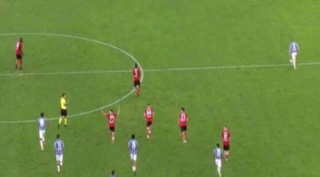 <p><strong>Trabzonspor - Gaziantep FK maçında Arda Kardeşler'in oyunu durdurması.</strong><br />
<br />
TFF Hakem Gelişim Direktörü Dr. Vitor Melo Pereira: "Burada sahada verilmesi gereken bir karar bu. Serbest vuruş açık. Trabzonsporlu oyuncunun oyunu hızlıca başlatma hakkı vardır. Top hareketli mi değil mi diye bakarsınız. Disiplin uygulaması, sarı veya kırmızı kart var mı diye bakarsanız. Hakemin hatası var burada. Çünkü faulün olduğu yer ile oyunun başlatıldığı yer çok değil. Çok açık gol pozisyonu bir de. O da başka bir mesele. Ümit vaad edici bir atak başlıyor burada. Burada hakem hatası var."</p>
