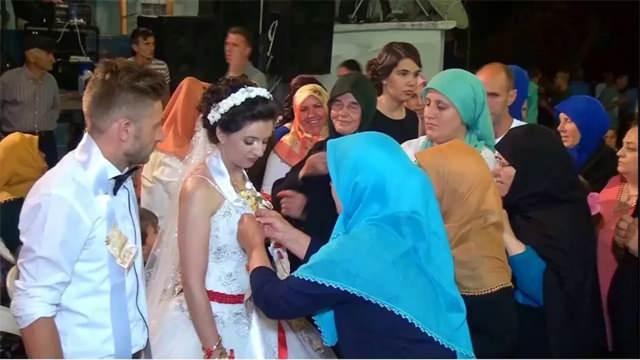 <p>Kuyumcu <strong>Ayşe Öncel</strong>, şu sözlerle gümüşün sadece <strong>yatırım aracı</strong> değil, <strong>takı olarak da tercih</strong> edildiğini belirtti:</p>

