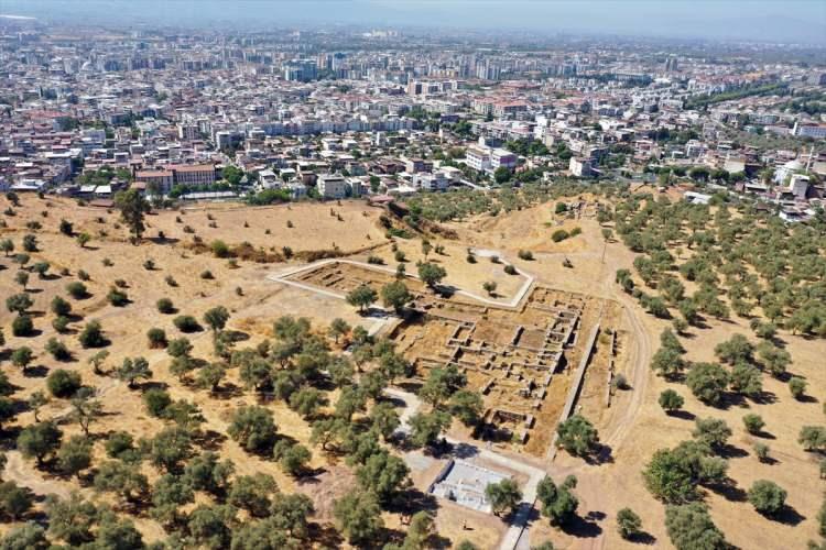 <p>Villaların ticaretin yoğun olarak yapıldığı sütunlu caddenin kenarında yer aldığını belirten Çekilmez, evlerin 2 bin 500 metrekarelik bir komplekse sahip olduğunu ifade etti.</p>

<p> </p>
