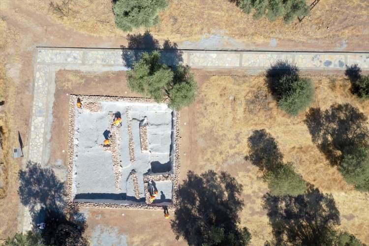 <p>Çekilmez, buradaki kazıların devam edeceğini ve bir villanın kuzeyindeki dükkanlarda muhtemelen üretim atölyelerinin devamını bulacaklarını sözlerine ekledi.</p>
