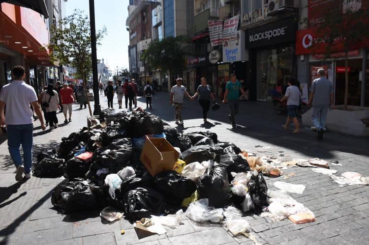 <p><strong>Bu rezaletin açıklanamayacak halidir. Karşıyaka'yı ilk kez bu kadar berbat gördüm. Böyle görünce fotoğraflarını da çektim. Bir vatandaş olarak üzülüyorum. Hepimiz bu pislikten sorumluyuz ama en çok da bizi yönetenlerin sorumluluğu var. İzmir’i bu kadar pis, Karşıyaka'yı bu kadar rezalet halde görmemiştim"</strong> </p>
