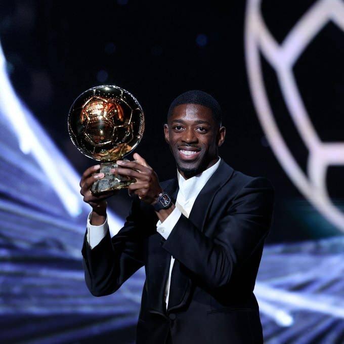 <p>Ballon d'Or &ouml;d&uuml;l&uuml;n&uuml;n sahibi ge&ccedil;tiğimiz sezon PSG'de Şampiyonlar Ligi dahil 5 kupa kazanan Ousmane Dembele oldu. Ousmane Dembele &ouml;d&uuml;l konuşmasında;<strong> "Luis Enrique ger&ccedil;ekten benimle &ccedil;ok &ouml;zel şekilde ilgilendi. Kariyerimdeki en &ouml;zel isimlerden biri oldu. Harika bir sezonu birlikte geride bıraktık. Bu kupaları beraber kazandık. Bireysel bir &ouml;d&uuml;l ama kolektif &ccedil;alışma sonucunda buraya geldim."</strong> dedi.</p>
