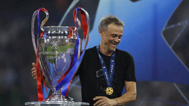 <p>Yılın teknik direkt&ouml;r&uuml;ne verilen Johan Cruyff Trophy'i Luis Enrique kazandı.</p>
