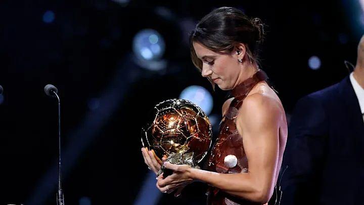<p>Aitana Bonmati, kadınlarda Ballon d'Or &ouml;d&uuml;l&uuml;n&uuml;n sahibi oldu. Bonmati &uuml;st &uuml;ste 3. kez &ouml;d&uuml;le uzandı.</p>
