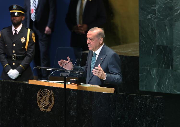 <p>Greek City Times, Başkan Erdoğan'ın <strong>"Kıbrıs'ta 2 devlet vardır"</strong> sözlerinden rahatsız olarak KKTC'nin <strong>"Türk işgali"</strong> altında olduğunu iddia etti ve bölgedeki gerilimin yeniden tırmandığını öne sürdü.</p>
