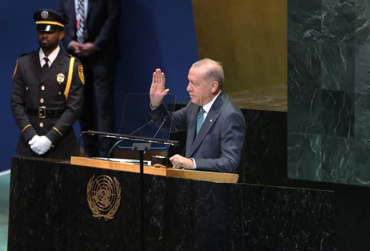<p>Erdoğan’ın, Keşmir meselesinin Birleşmiş Milletler kararları temelinde ve diyalog yoluyla çözüme kavuşması gerektiğini vurguladığı bildirildi. Cumhurbaşkanı Erdoğan'ın, Keşmir halkının çıkarları doğrultusunda barışçıl adımlar atılmasını umduğunu söylediği kaydedildi.</p>

<p>Gazete, Erdoğan’ın açıklamalarının Güney Asya’da uzun süredir devam eden gerginliğe dikkat çektiğini belirtti.</p>

